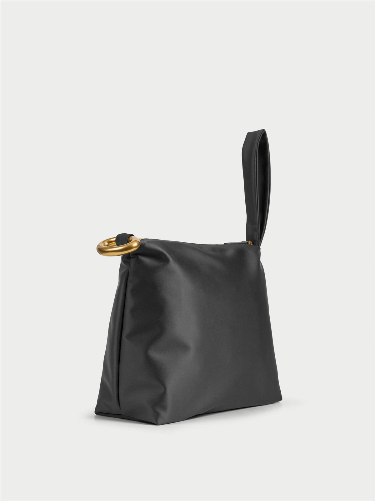 ISADORA SATIN clutch fra By Malene Birger i fargen sort, laget i polyester med spandex. Håndtak, gullfarget ringdetalj og lukkes med glidelås.