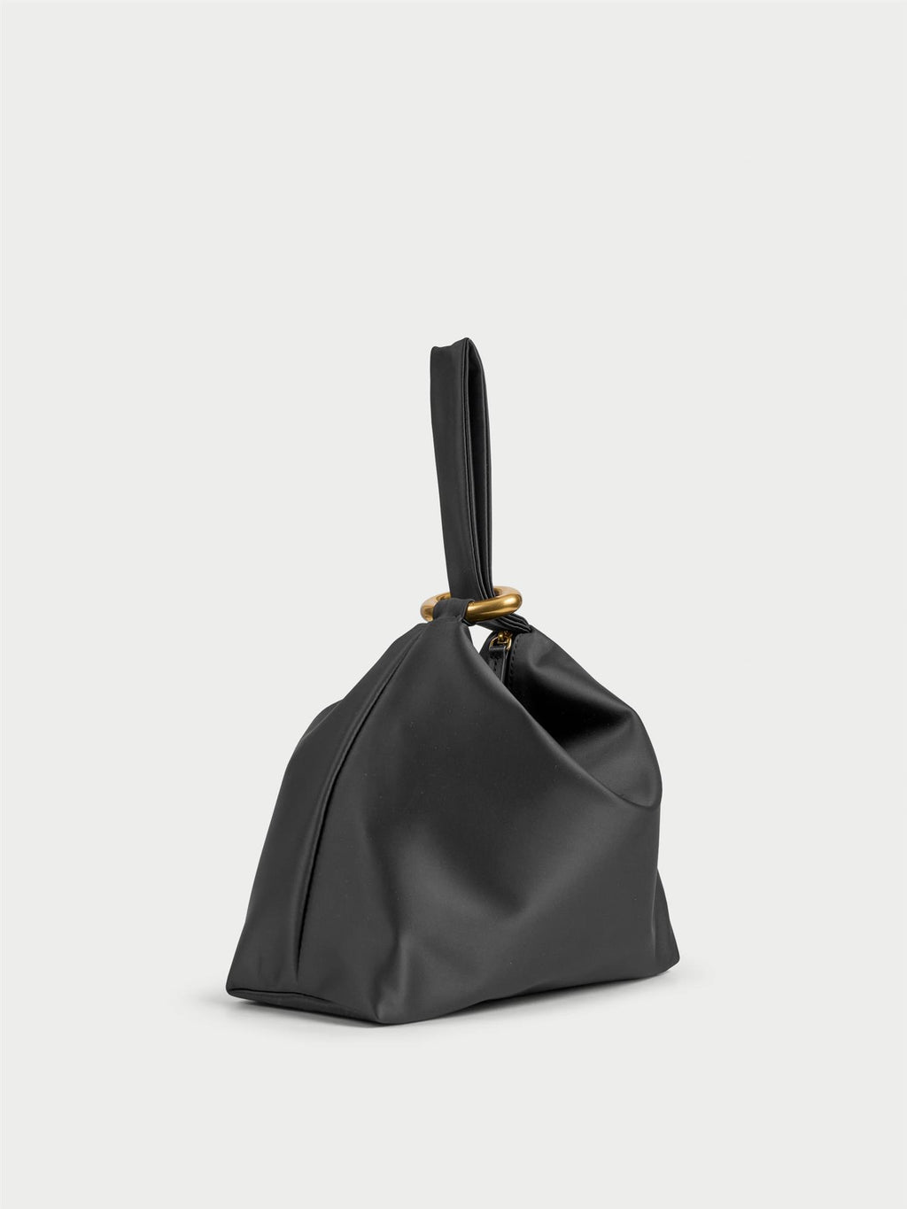 ISADORA SATIN clutch fra By Malene Birger i fargen sort, laget i polyester med spandex. Håndtak, gullfarget ringdetalj og lukkes med glidelås.