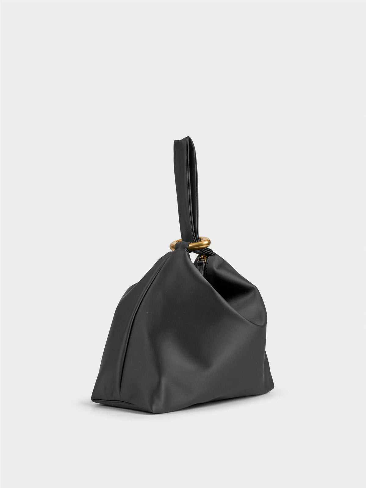 ISADORA SATIN clutch fra By Malene Birger i fargen sort, laget i polyester med spandex. Håndtak, gullfarget ringdetalj og lukkes med glidelås.