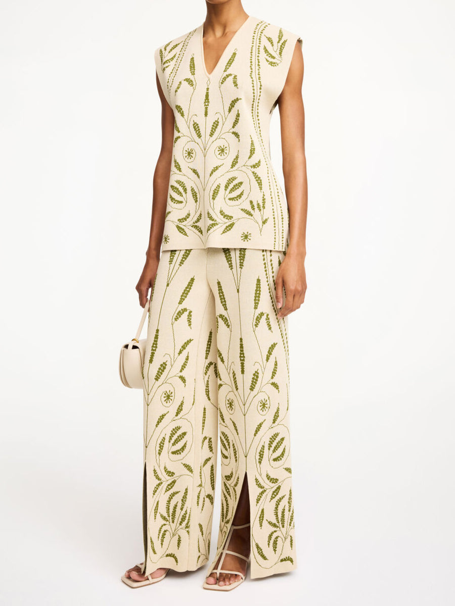 By Malene Birger Isolt vest i gresshoppe grønn, laget av viskose og polyamid, med brodert slyngplantemønster og splitt i sidene.
