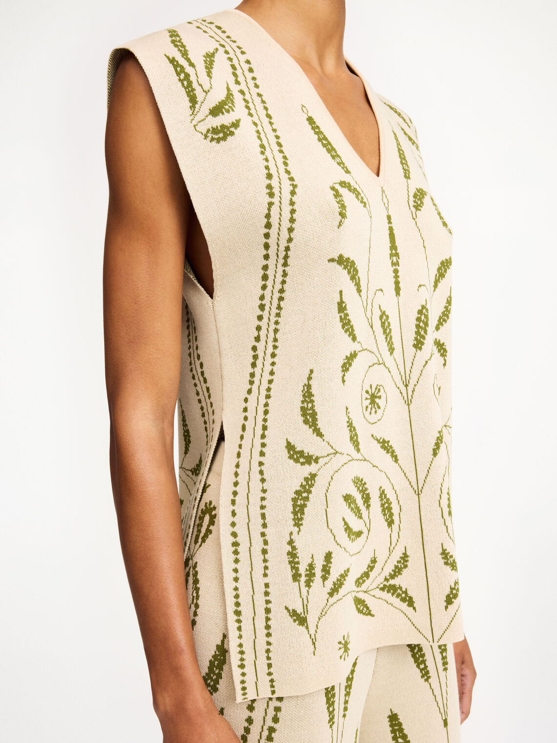 By Malene Birger Isolt vest i gresshoppe grønn, laget av viskose og polyamid, med brodert slyngplantemønster og splitt i sidene.