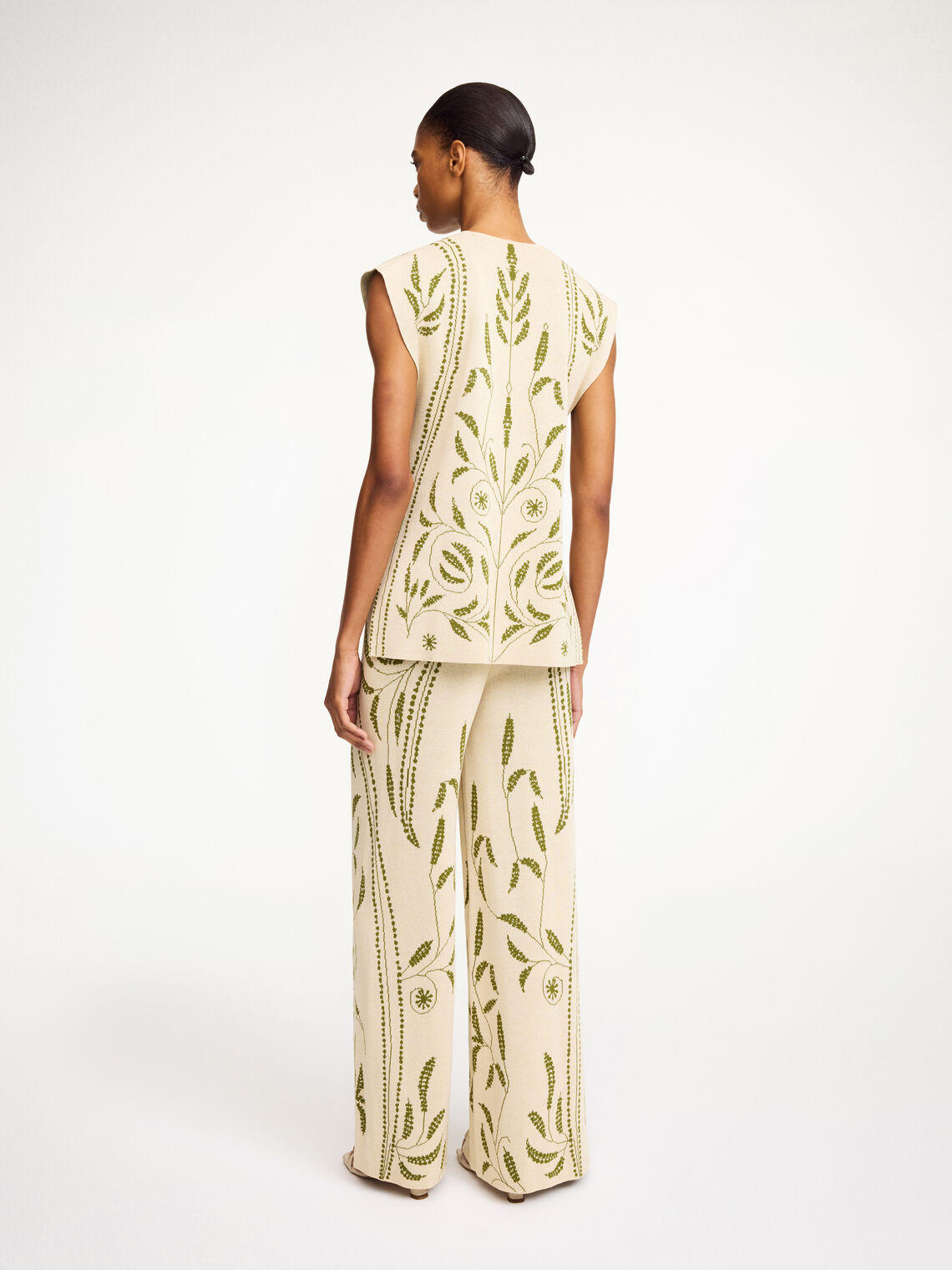 By Malene Birger Isolt vest i gresshoppe grønn, laget av viskose og polyamid, med brodert slyngplantemønster og splitt i sidene.