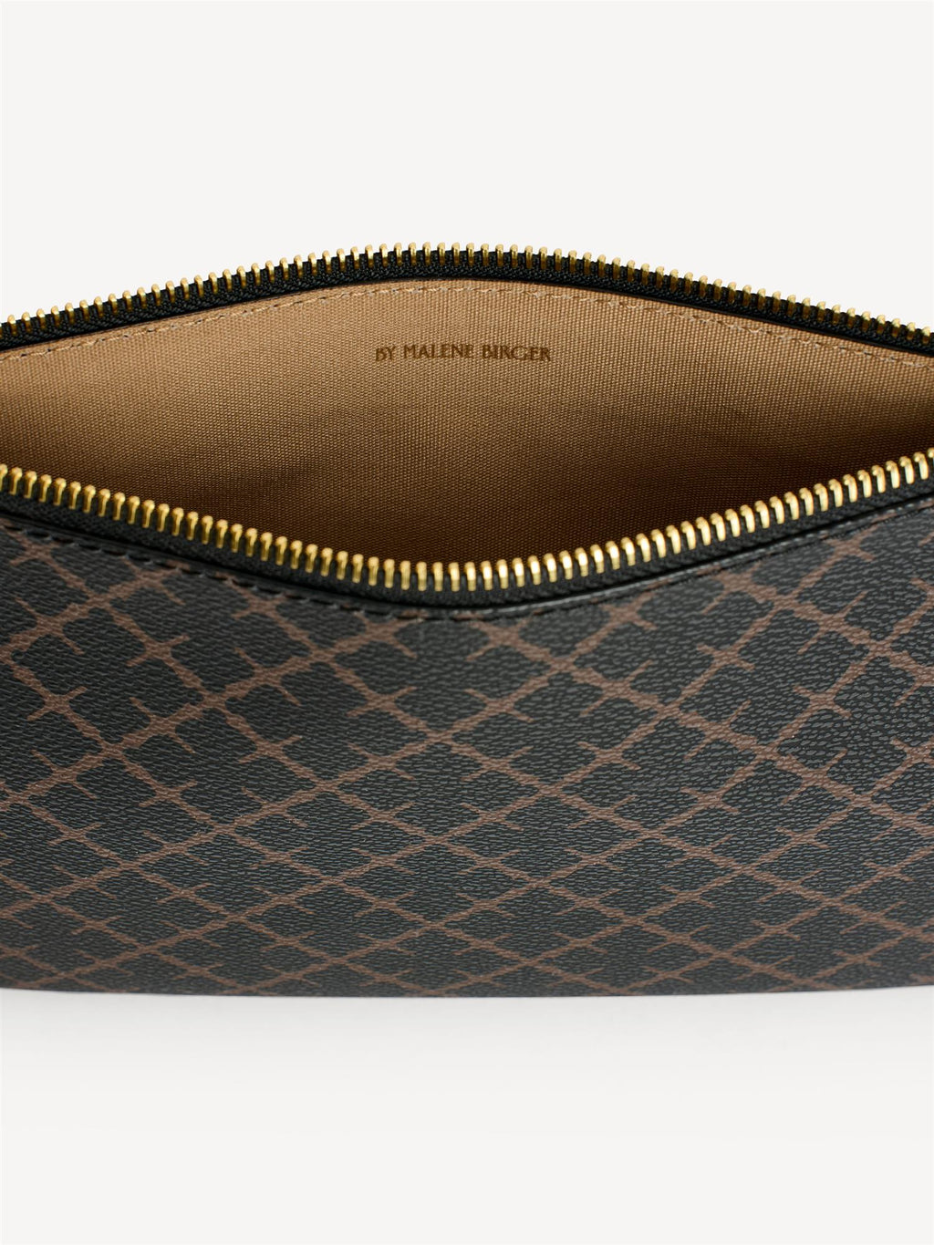 IVY CLUTCH fra By Malene Birger i fargen brun, laget i polyvinylklorid med Signature Flower print.