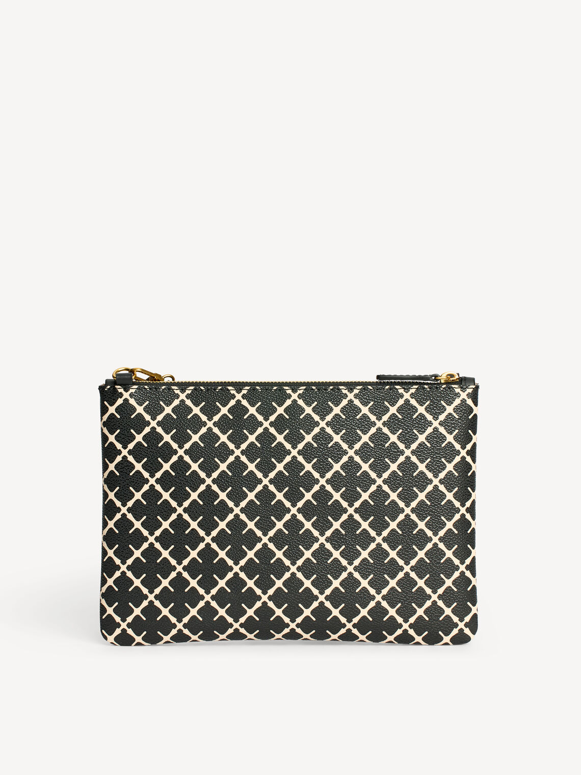 IVY CLUTCH fra By Malene Birger i fargen sort, laget i polyvinylklorid med Signatur Flower-print. Firkantet form med avtagbar skulderreim som er sydd med dobbel søm.