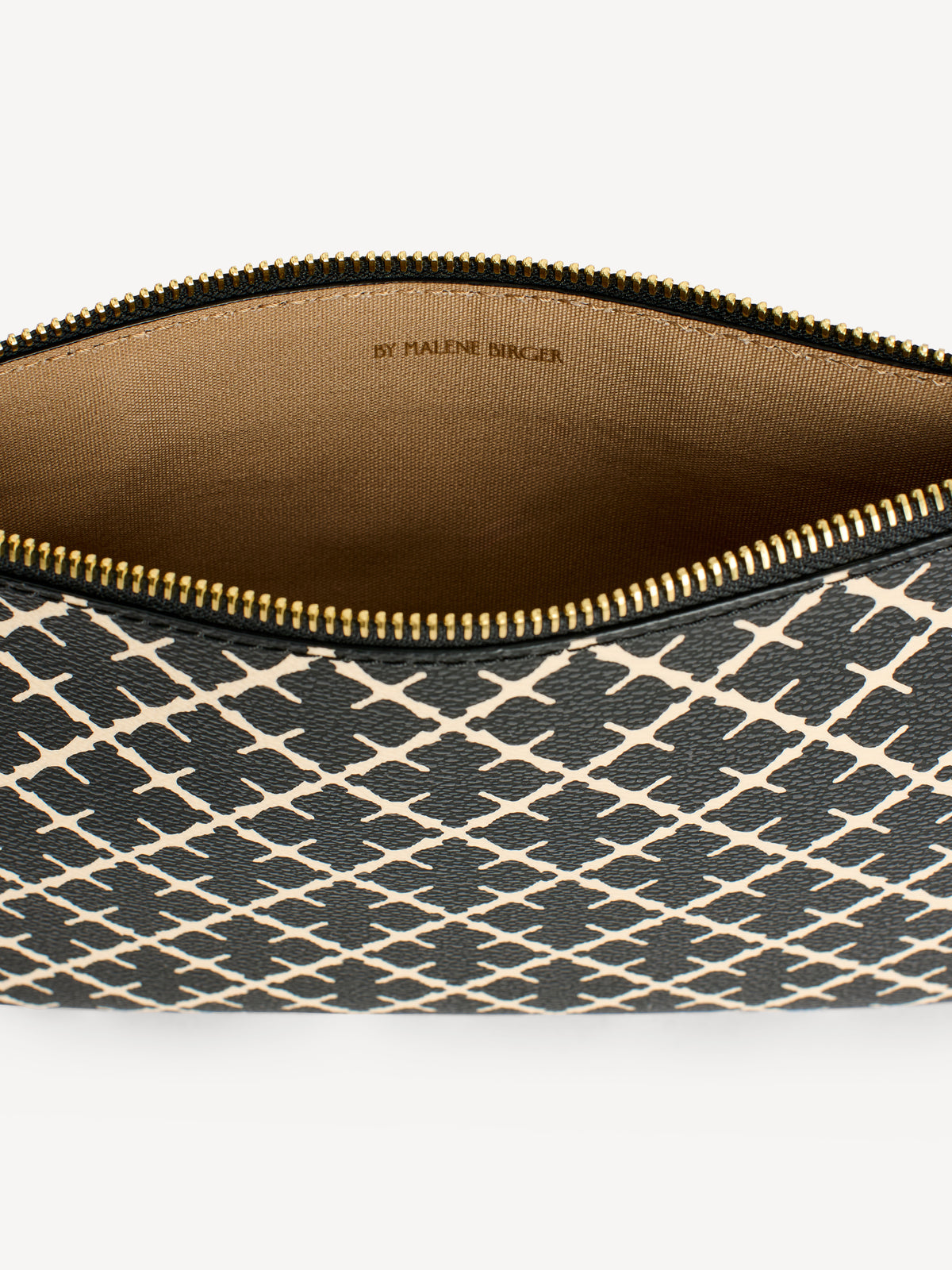 IVY CLUTCH fra By Malene Birger i fargen sort, laget i polyvinylklorid med Signatur Flower-print. Firkantet form med avtagbar skulderreim som er sydd med dobbel søm.