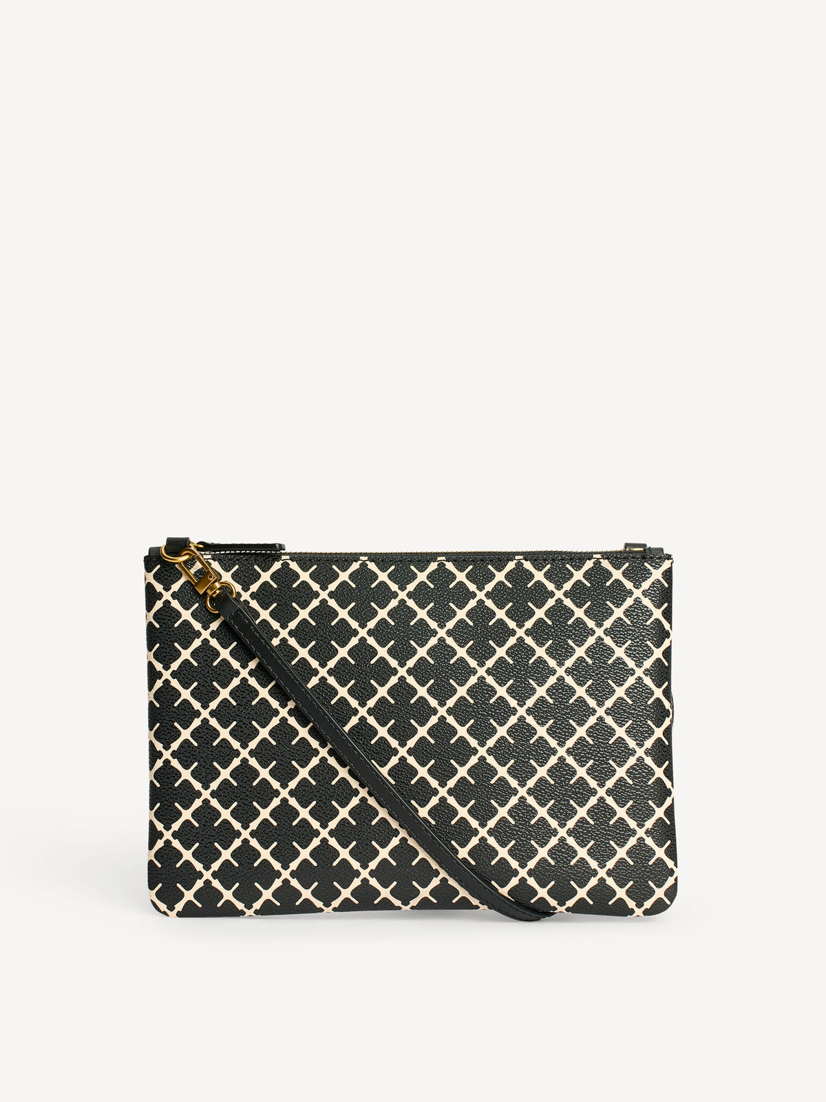 IVY CLUTCH fra By Malene Birger i fargen sort, laget i polyvinylklorid med Signatur Flower-print. Firkantet form med avtagbar skulderreim som er sydd med dobbel søm.