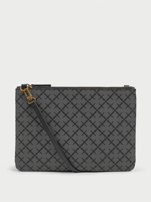 IVY CLUTCH veske fra By Malene Birger i fargen lysegrå, laget i 100% polyvinylklorid med Signatur Flower print. Avtagbar skulderreim i skinn med dobbel søm - kan bæres over skulderen eller brukes som clutch.