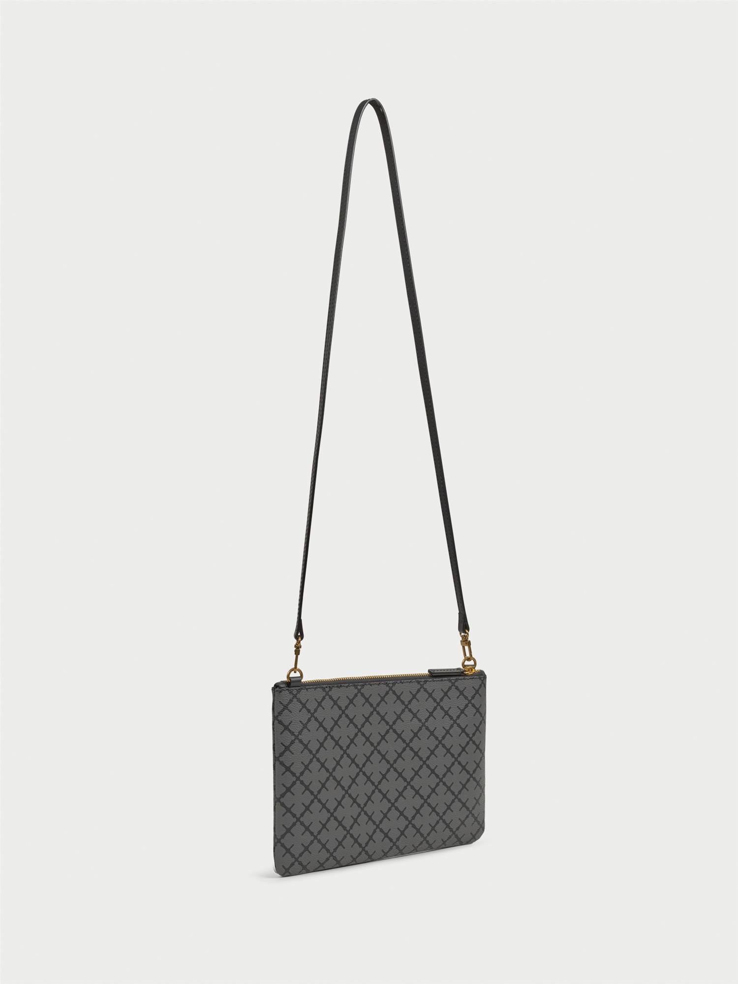 IVY CLUTCH veske fra By Malene Birger i fargen lysegrå, laget i 100% polyvinylklorid med Signatur Flower print. Avtagbar skulderreim i skinn med dobbel søm - kan bæres over skulderen eller brukes som clutch.
