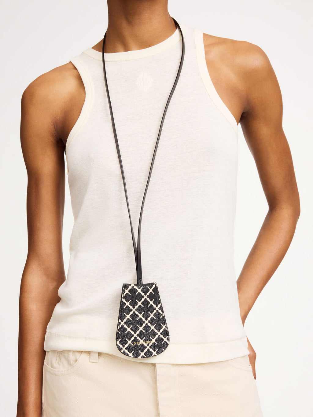 By Malene Birger Ivy Key nøkkelring i sort, med Signature Flower-print og logo, laget av resirkulert skinn, gummi og polyuretan.