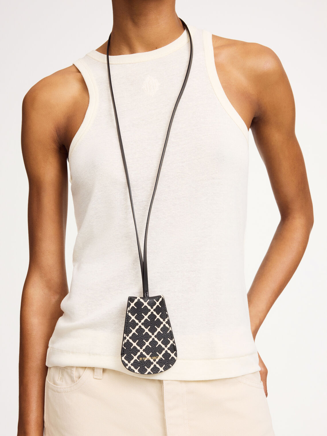 By Malene Birger Ivy Key nøkkelring i sort, med Signature Flower-print og logo, laget av resirkulert skinn, gummi og polyuretan.