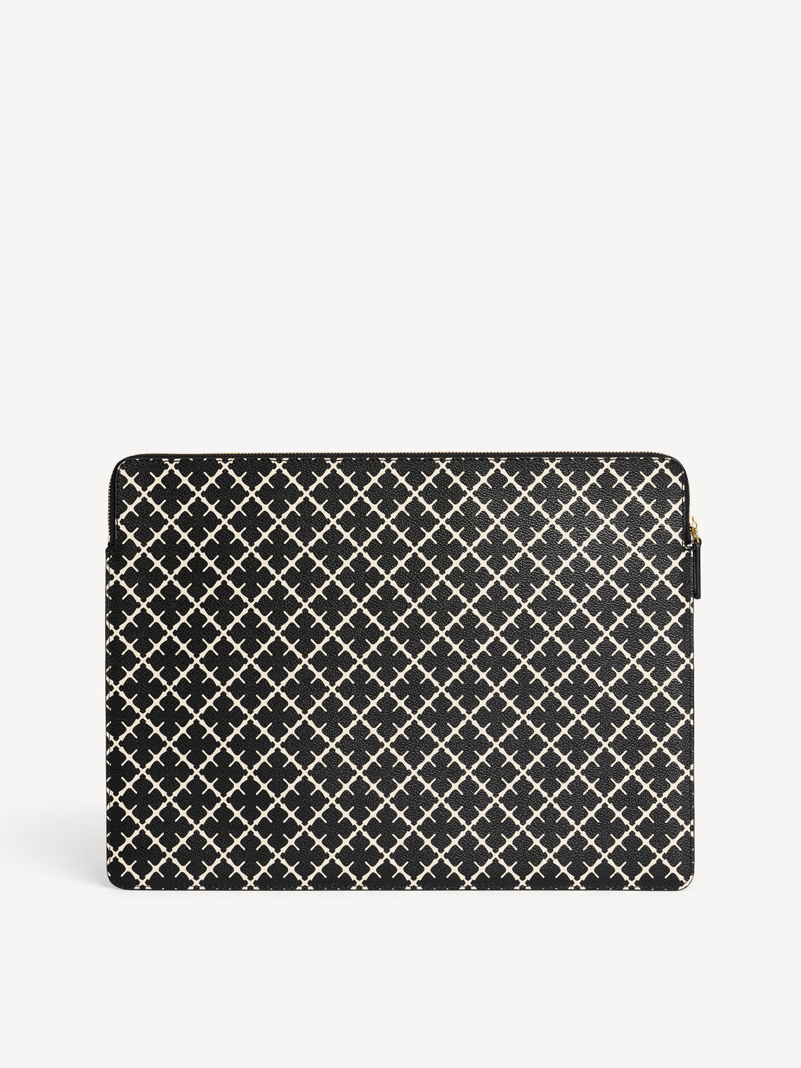 By Malene Birger Ivy laptop-mappe i sort, laget av 100% polyvinylklorid med Signature Flower-print, designet for en 16" MacBook.