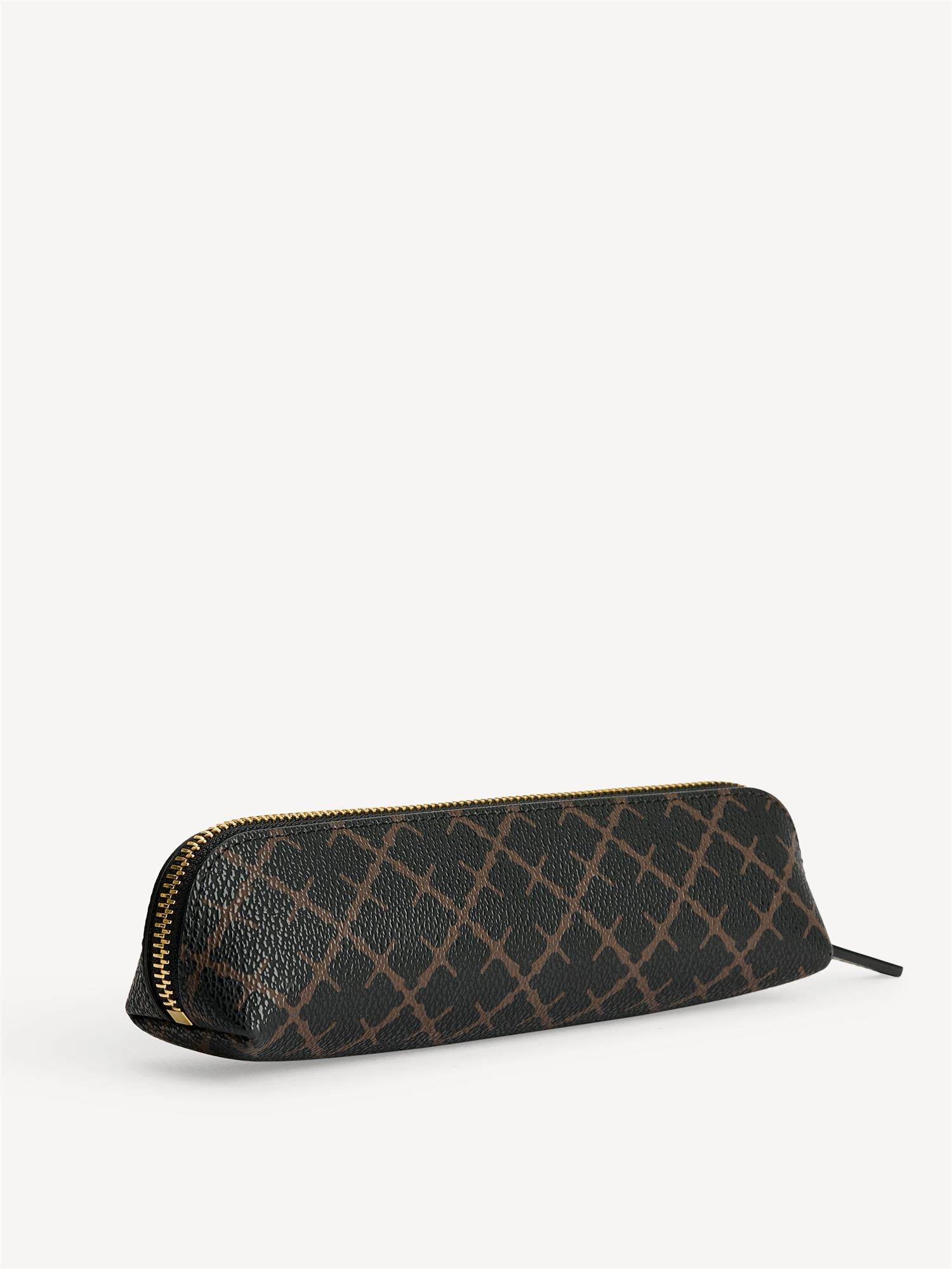 IVY PEN penal fra By Malene Birger i fargen brun, laget i polyvinylklorid med Signature Flower-mønster og gullfarget glidelås.