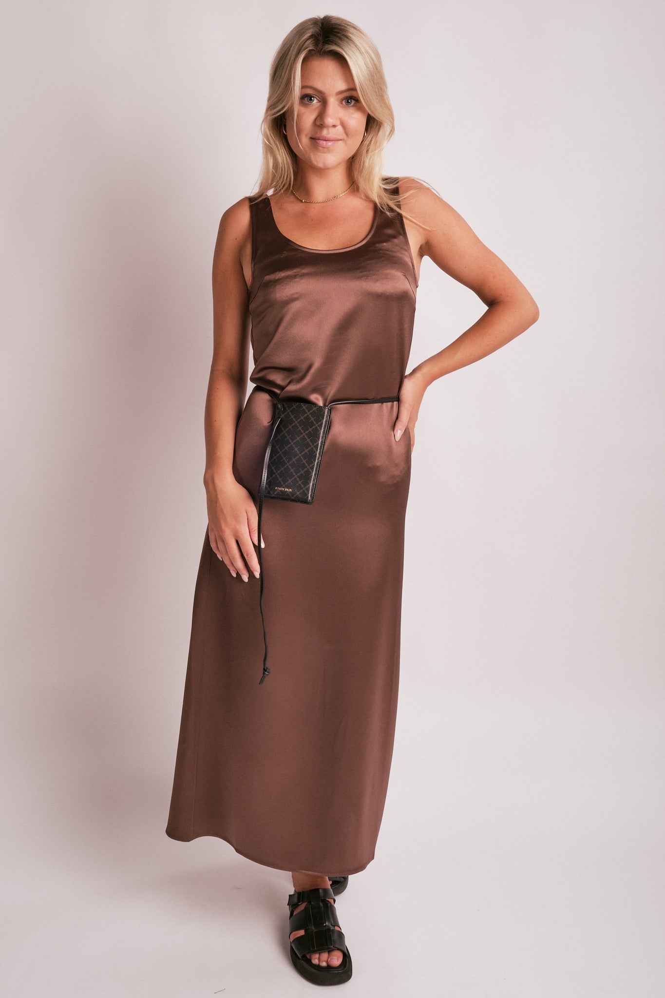 By Malene Birger Ivy Phone mobilveske i mørkebrun, laget av 100% polyvinylklorid med Signature Flower-print.