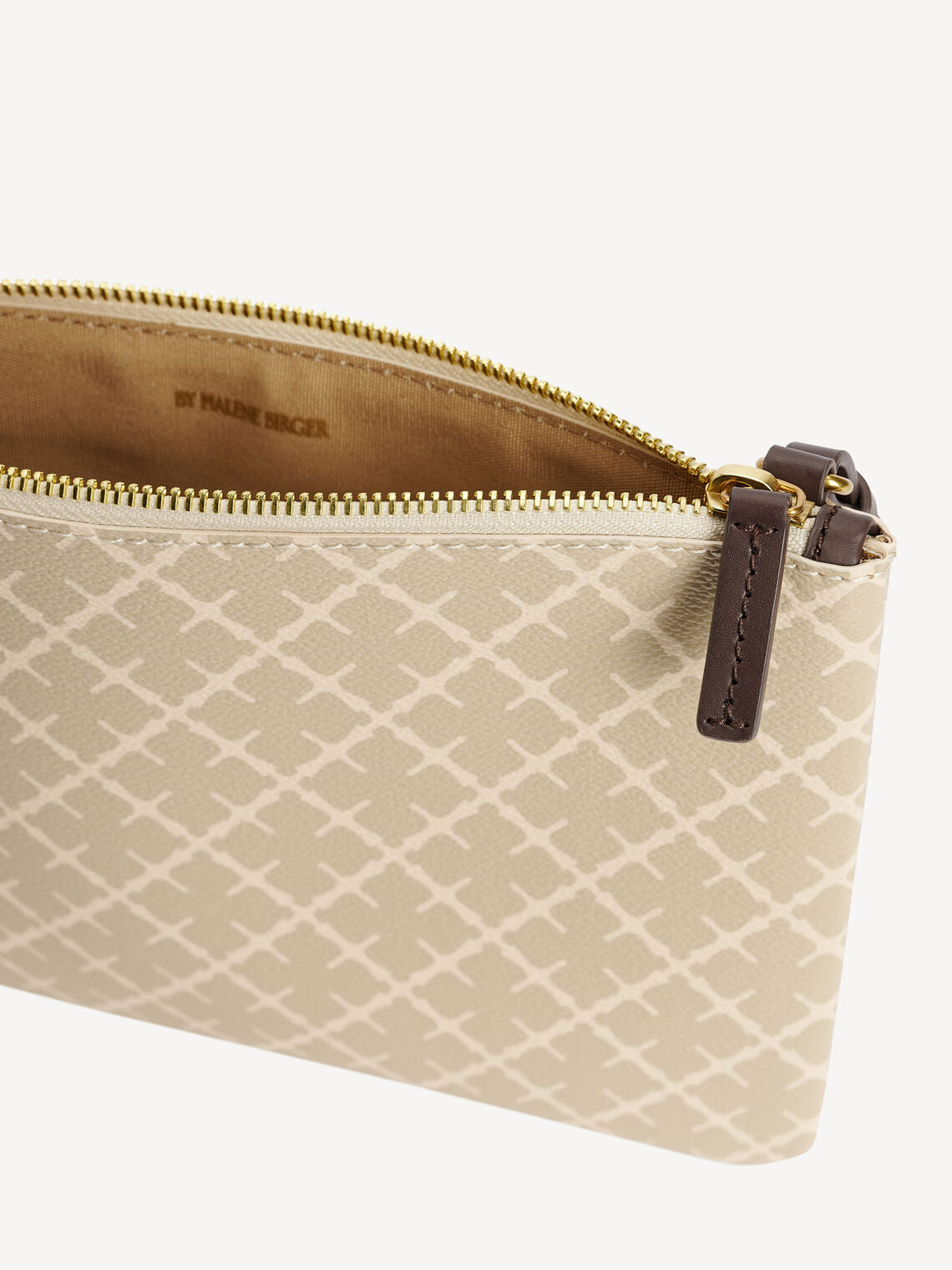 By Malene Birger Ivy veske i beige, firkantet form, med Signature Flower-mønster og avtagbar stropp.