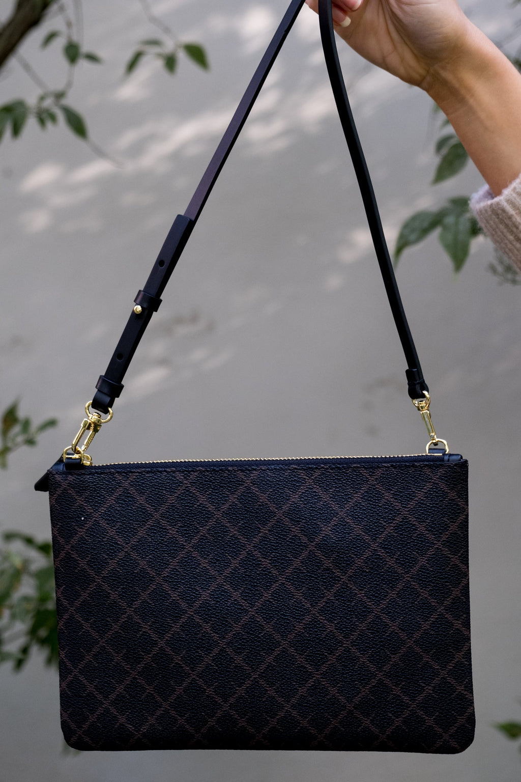 By Malene Birger Ivy veske i mørkebrun, firkantet form, med Signature Flower-mønster og avtagbar stropp.