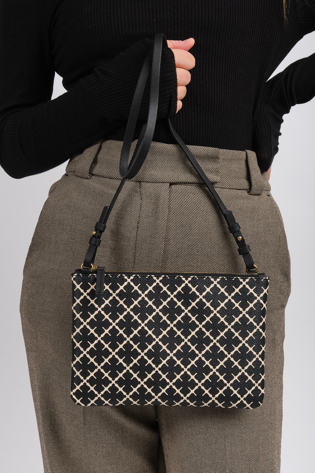 By Malene Birger Ivy veske i sort, firkantet form, med Signature Flower-mønster og avtagbar stropp.