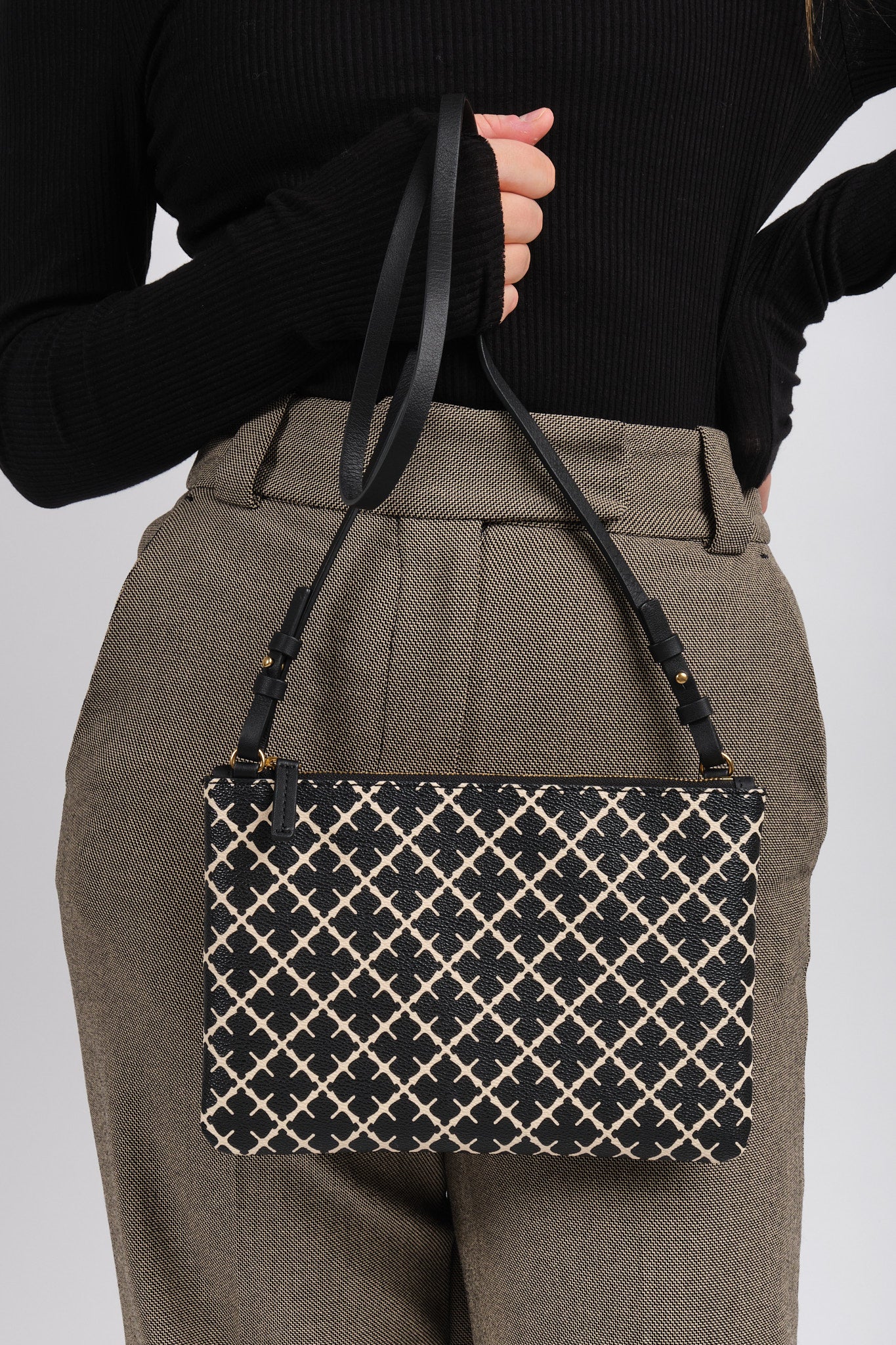 By Malene Birger Ivy veske i sort, firkantet form, med Signature Flower-mønster og avtagbar stropp.