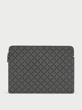 IVYS LAPTOP-mappe fra By Malene Birger i fargen lysegrå, laget i 100% polyvinylklorid med Signature Flower print. Passer 15 tommer Macbook, med avrundet glidelåskant og innvendig lomme.