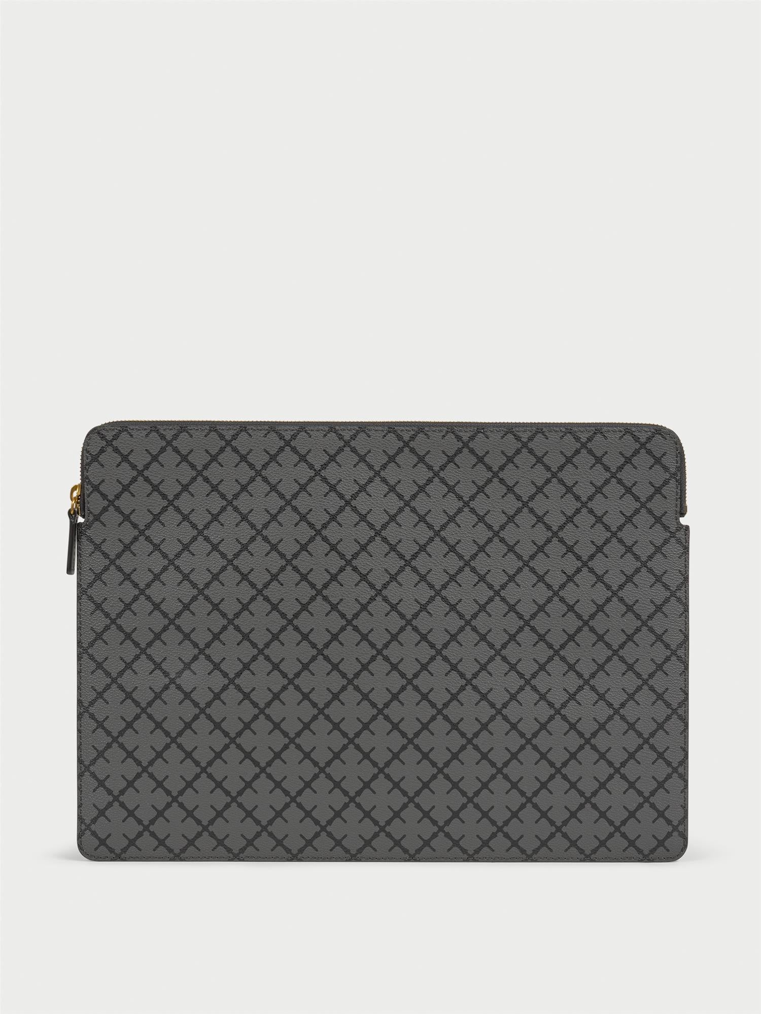 IVYS LAPTOP-mappe fra By Malene Birger i fargen lysegrå, laget i 100% polyvinylklorid med Signature Flower print. Passer 15 tommer Macbook, med avrundet glidelåskant og innvendig lomme.