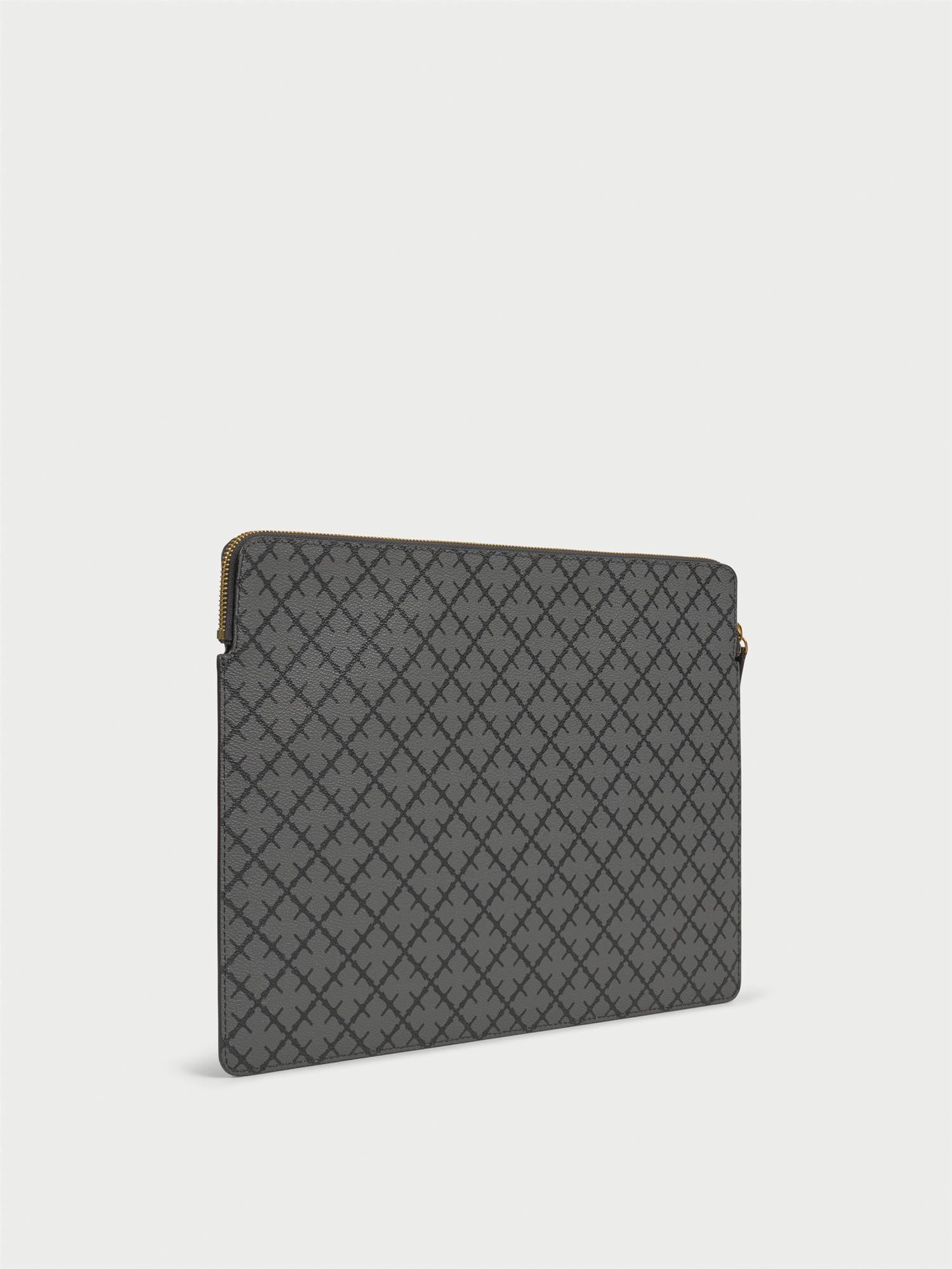 IVYS LAPTOP-mappe fra By Malene Birger i fargen lysegrå, laget i 100% polyvinylklorid med Signature Flower print. Passer 15 tommer Macbook, med avrundet glidelåskant og innvendig lomme.
