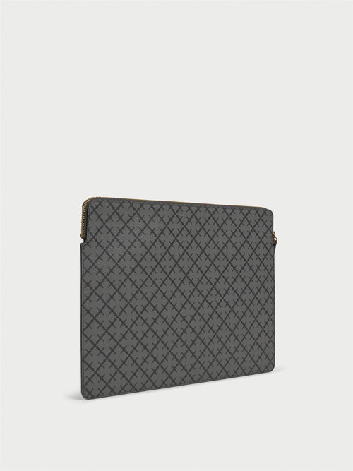 IVYS LAPTOP-mappe fra By Malene Birger i fargen lysegrå, laget i 100% polyvinylklorid med Signature Flower print. Passer 15 tommer Macbook, med avrundet glidelåskant og innvendig lomme.