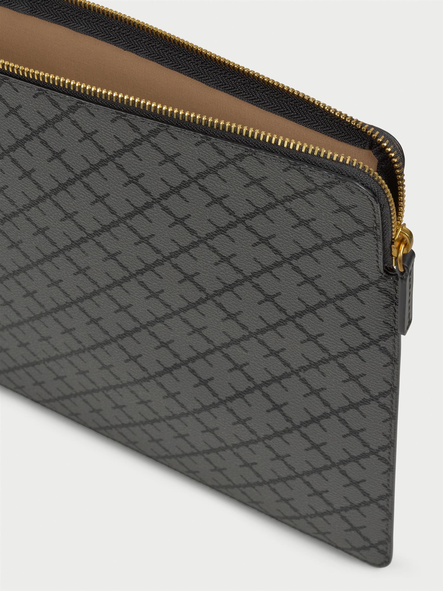 IVYS LAPTOP-mappe fra By Malene Birger i fargen lysegrå, laget i 100% polyvinylklorid med Signature Flower print. Passer 15 tommer Macbook, med avrundet glidelåskant og innvendig lomme.