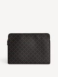IVYS LAPTOP-mappe fra By Malene Birger i fargen brun, laget i polyvinylklorid med Signature Flower print. Passer 15 tommer laptop.