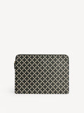IVYS LAPTOP-mappe fra By Malene Birger i fargen sort, laget i polyvinylklorid med Signature Flower print. Passer 15 tommer laptop.