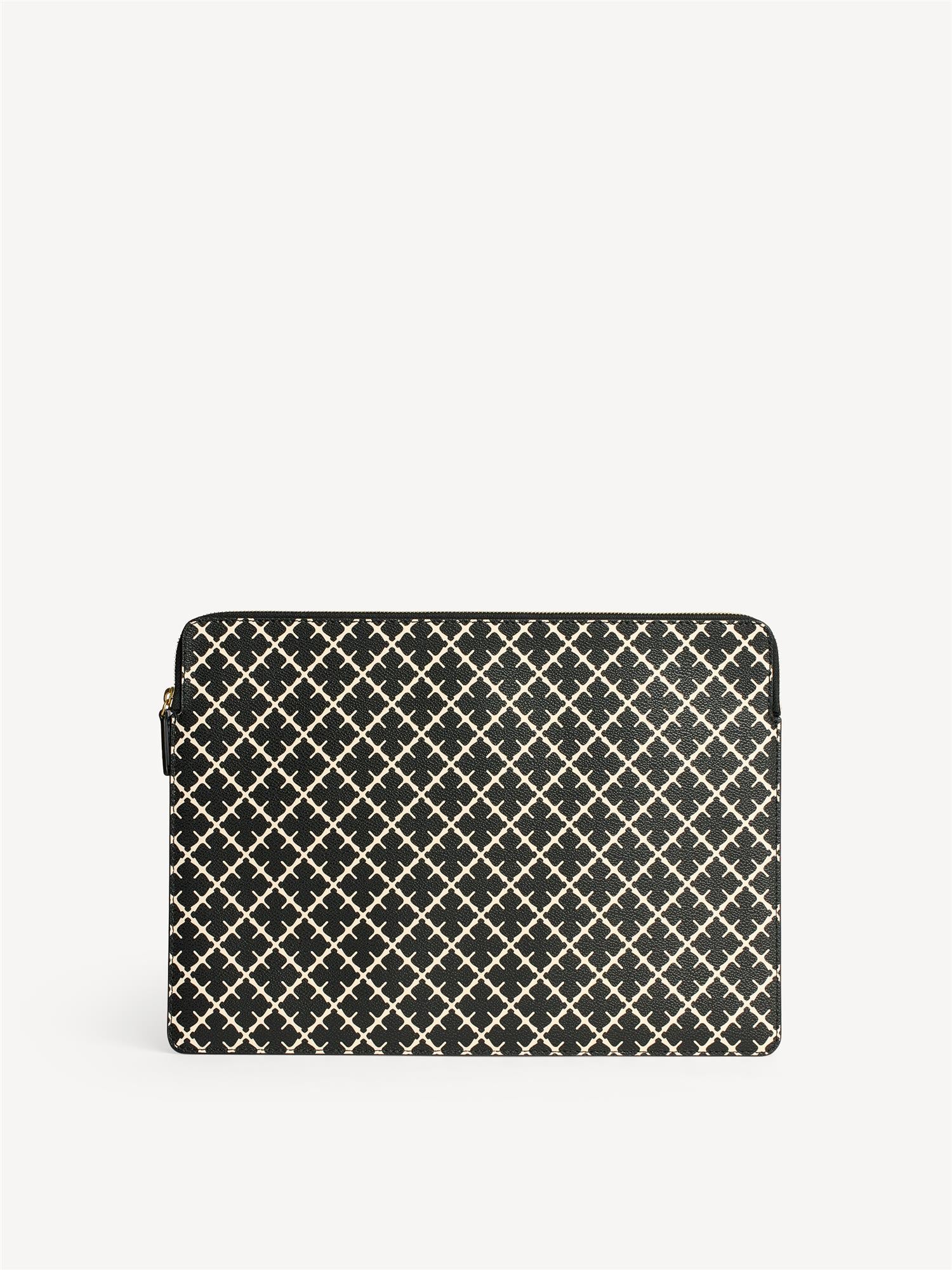 IVYS LAPTOP-mappe fra By Malene Birger i fargen sort, laget i polyvinylklorid med Signature Flower print. Passer 15 tommer laptop.