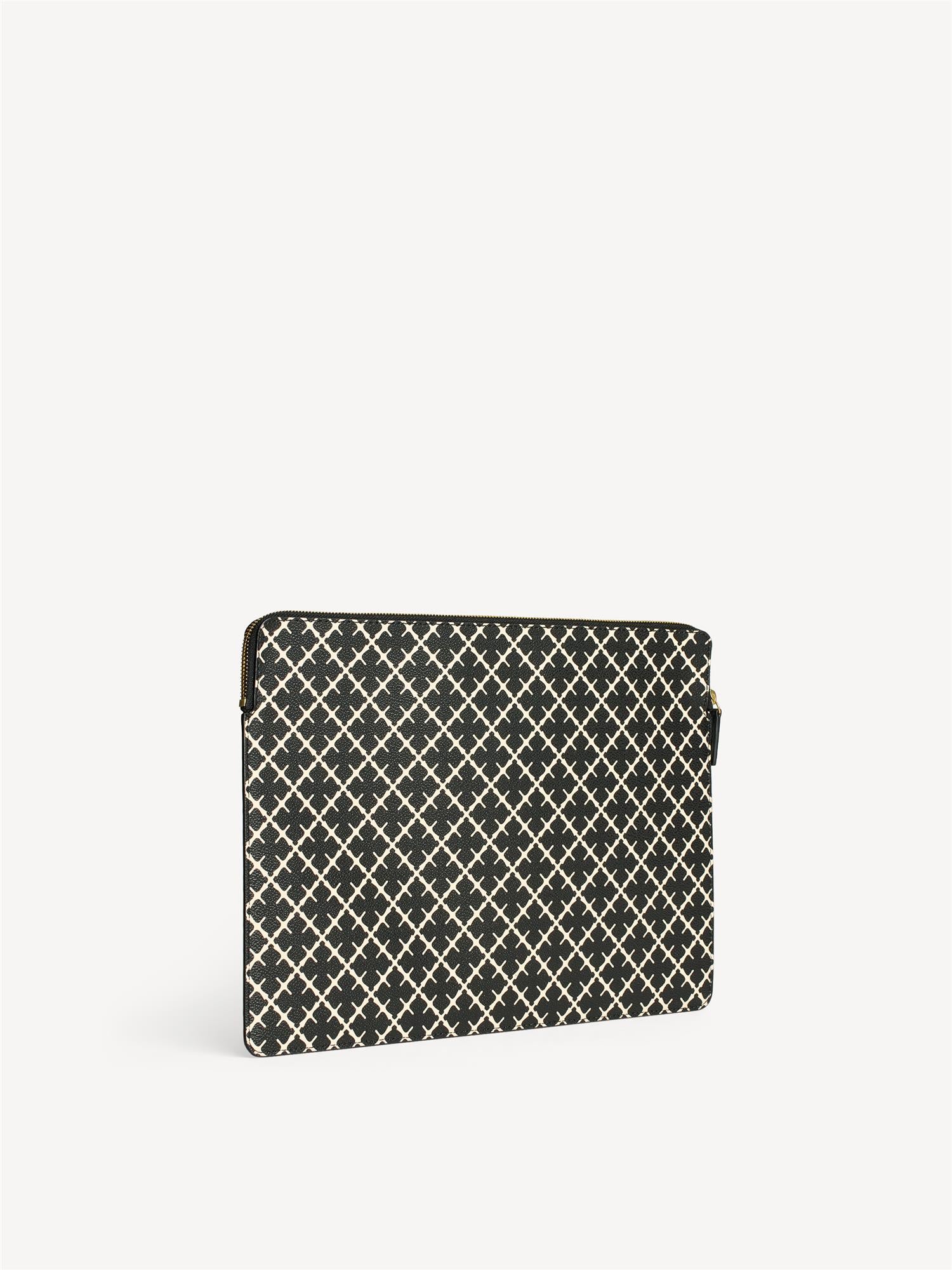IVYS LAPTOP-mappe fra By Malene Birger i fargen sort, laget i polyvinylklorid med Signature Flower print. Passer 15 tommer laptop.