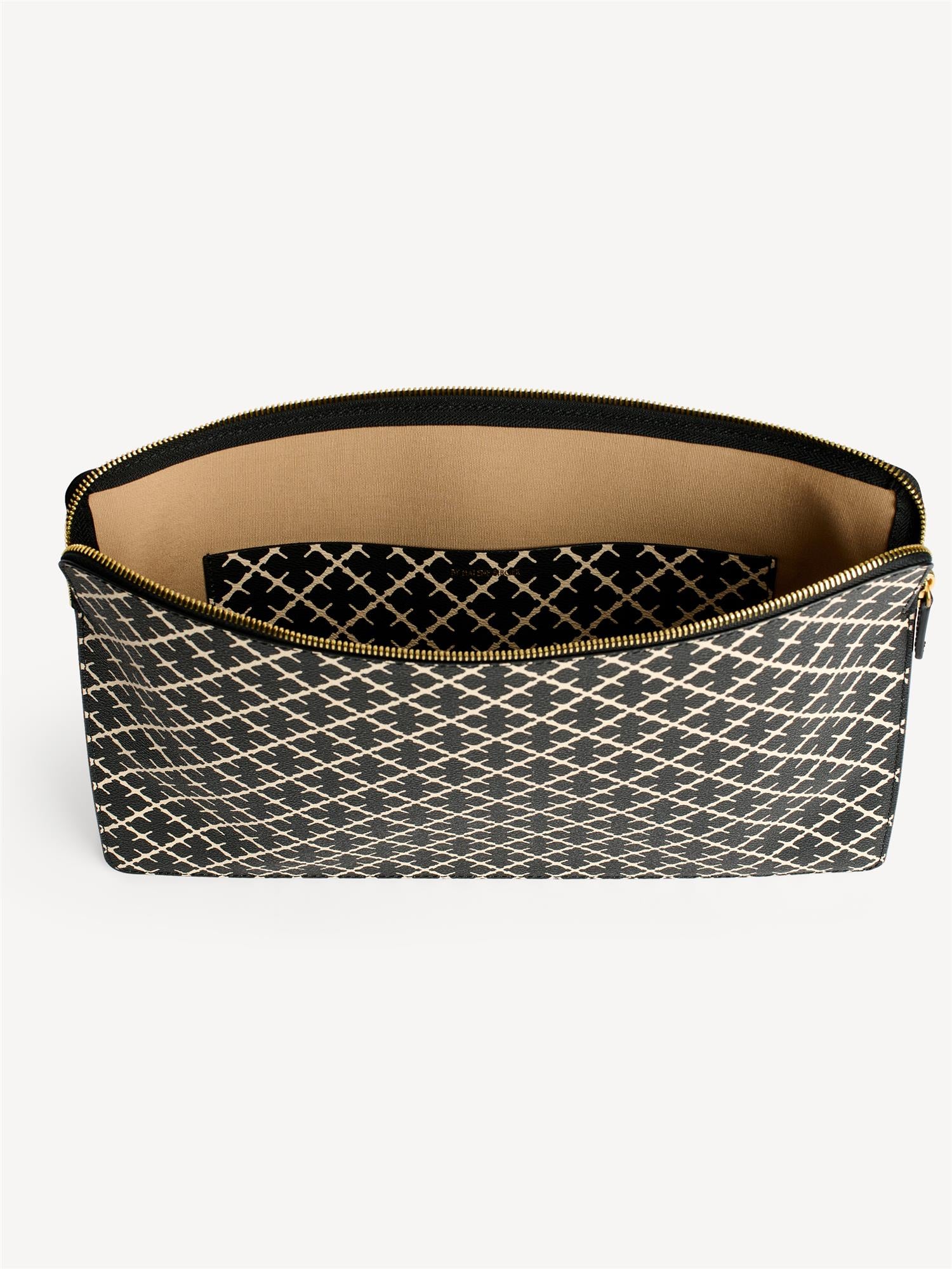 IVYS LAPTOP-mappe fra By Malene Birger i fargen sort, laget i polyvinylklorid med Signature Flower print. Passer 15 tommer laptop.