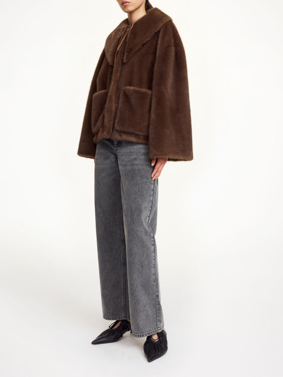 By Malene Birger Jacquie fake fur-jakke i mørkebrun, laget av 100% resirkulert polyester, med boxy passform, avtagbar krage og store lommer.
