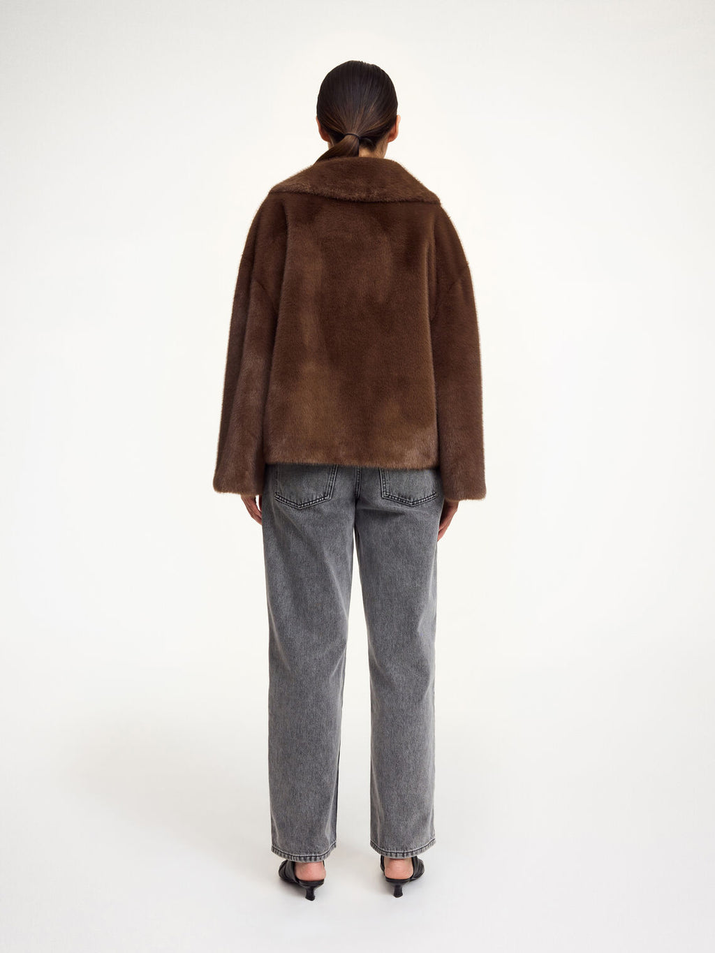 By Malene Birger Jacquie fake fur-jakke i mørkebrun, laget av 100% resirkulert polyester, med boxy passform, avtagbar krage og store lommer.