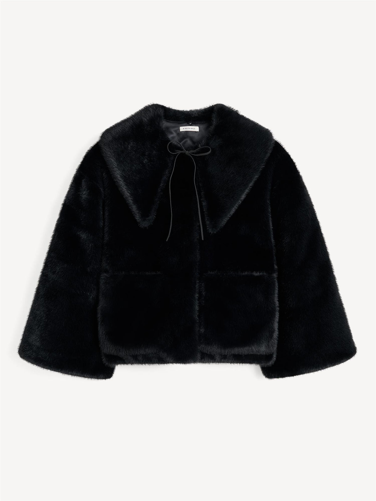 Sort fake fur-jakke i resirkulert polyester, boxy passform, avtagbar krage, store lommer