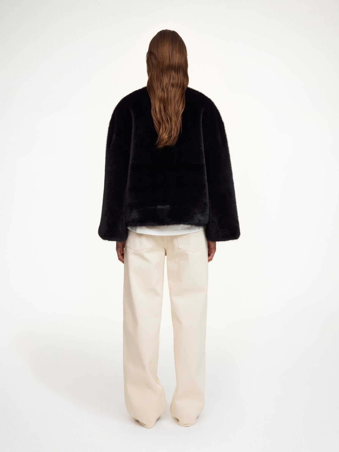 Sort fake fur-jakke i resirkulert polyester, boxy passform, avtagbar krage, store lommer