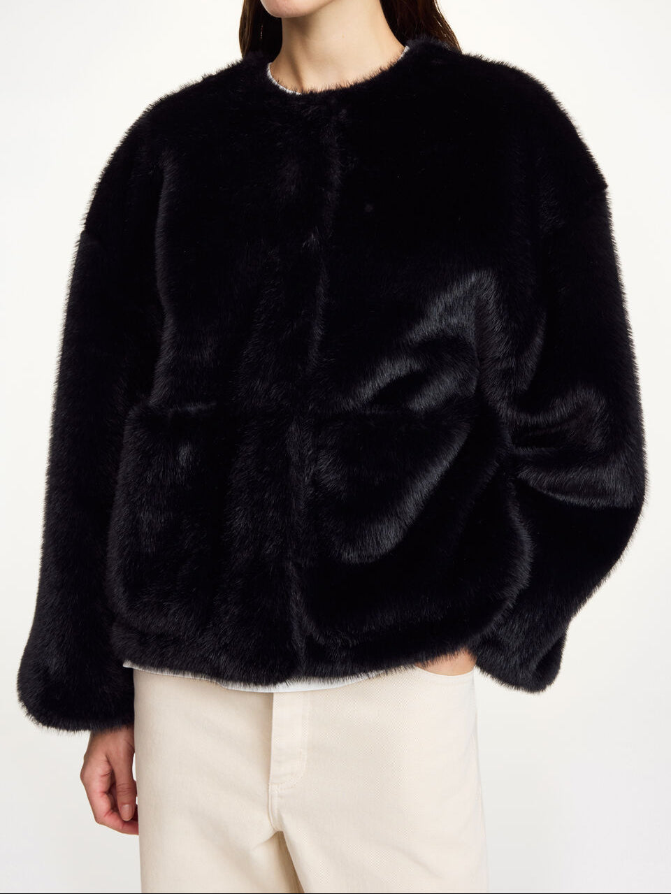 Sort fake fur-jakke i resirkulert polyester, boxy passform, avtagbar krage, store lommer