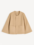 By Malene Birger Jacquie jakke i beige, laget av 100% ull, med store lommer og vide armer.