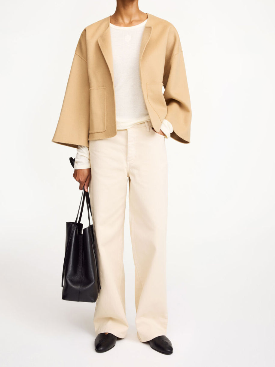 By Malene Birger Jacquie jakke i beige, laget av 100% ull, med store lommer og vide armer.