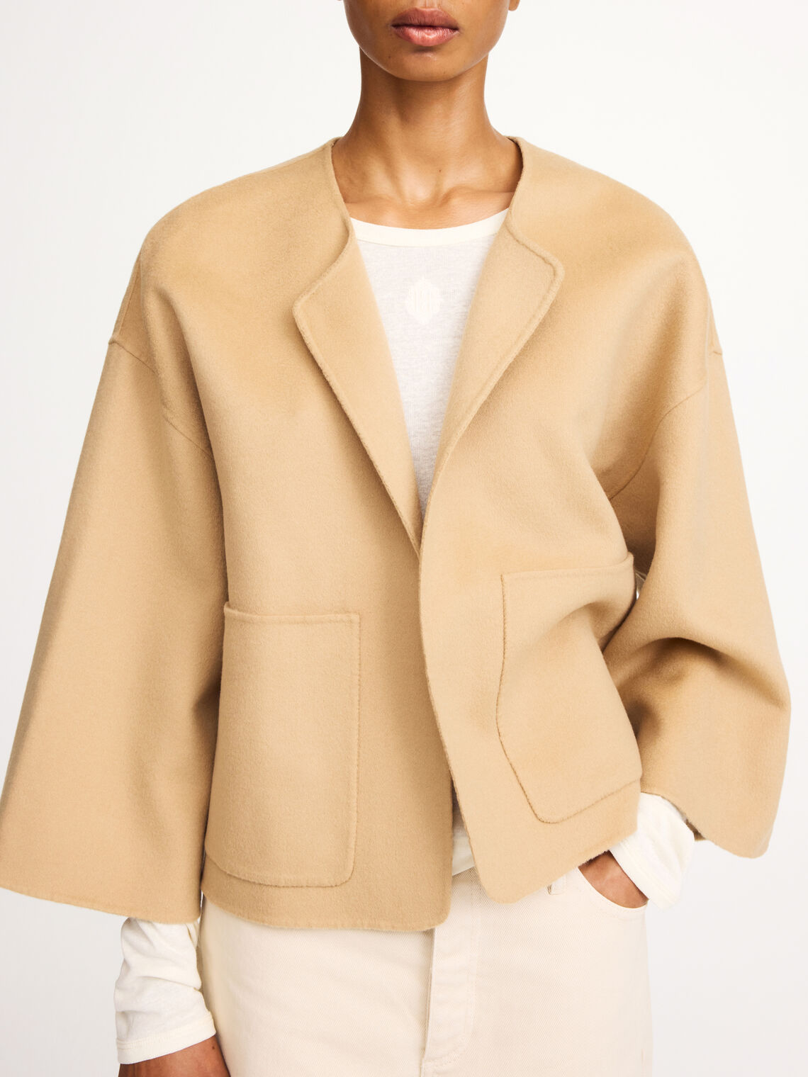 By Malene Birger Jacquie jakke i beige, laget av 100% ull, med store lommer og vide armer.
