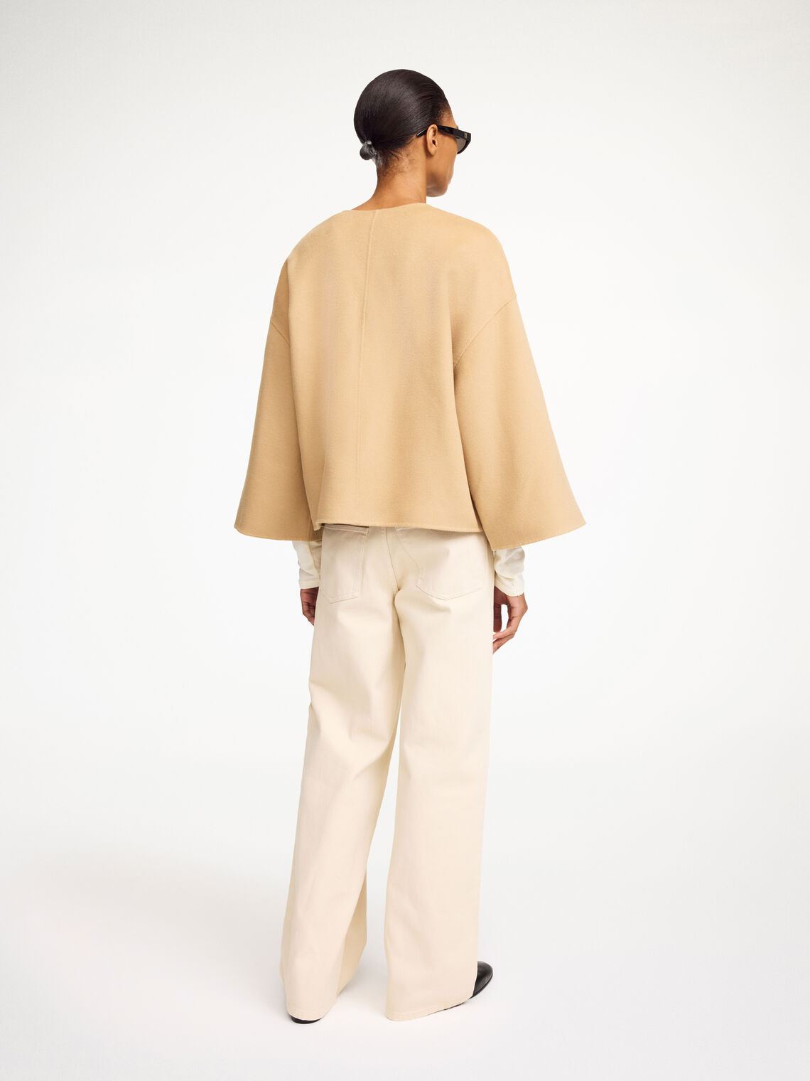 By Malene Birger Jacquie jakke i beige, laget av 100% ull, med store lommer og vide armer.