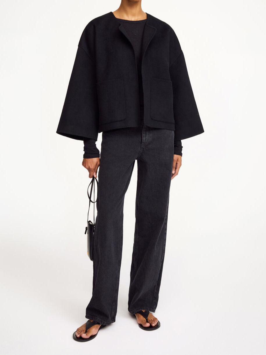 By Malene Birger Jacquie jakke i sort, laget av 100% ull, med store lommer og vide armer.