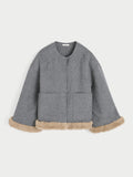 JACQUIELINE jakke fra By Malene Birger i fargen grå, laget i 100% ull med faux fur-avslutning på ermene og kroppen. U-foret med store lommer i front.