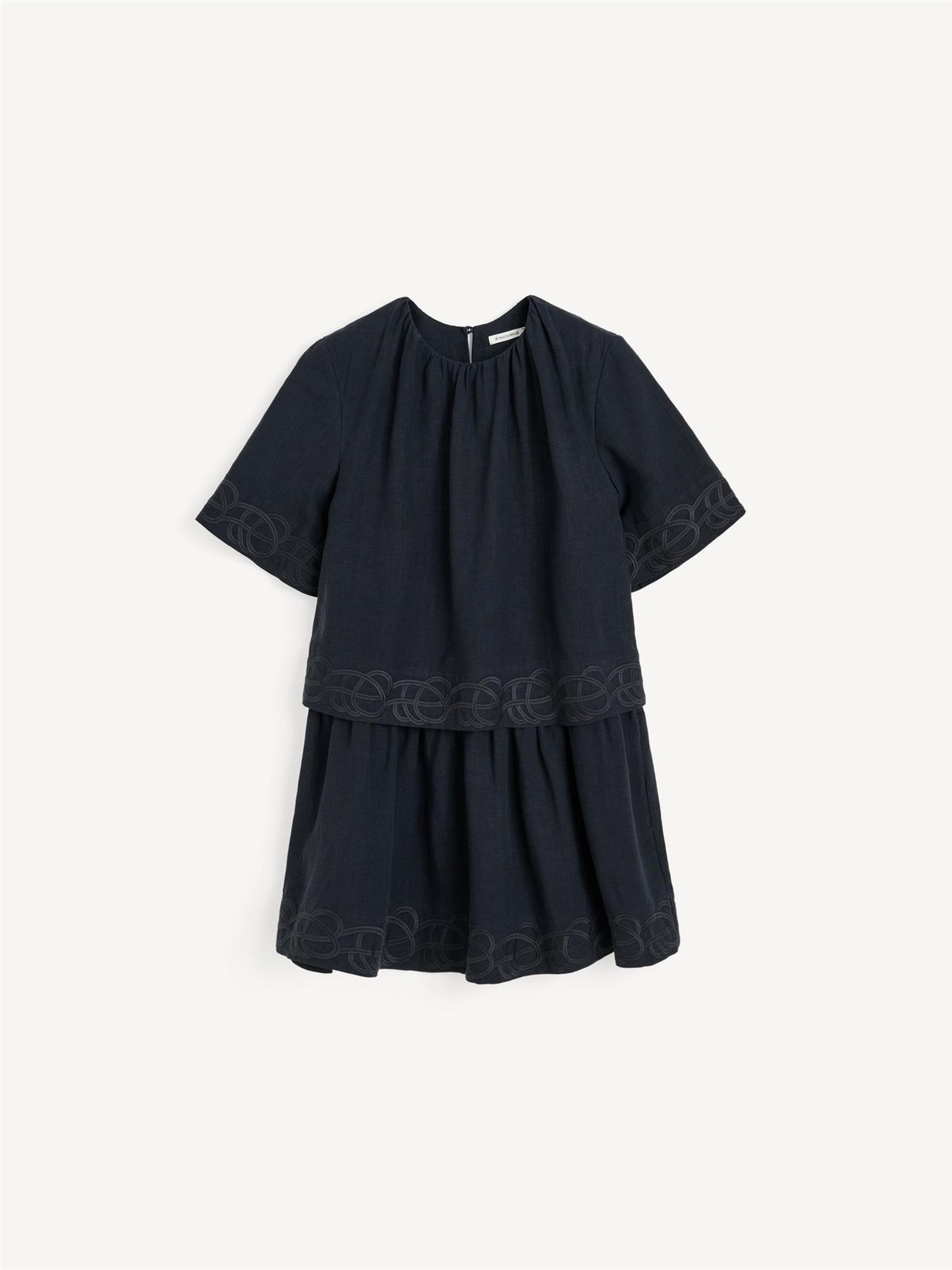 By Malene Birger Jania kjole i sort 100% lin med rund hals, knapplukking i nakken og swirl-broderi.