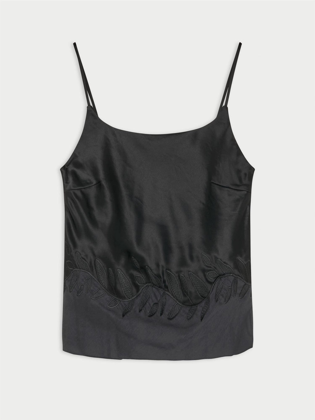 JANINA singlet fra By Malene Birger i fargen sort, laget i 76% acetat og 24% polyester sateng. Rett utringning, gjennomsiktig parti nederst med brodert bord og justerbare stropper.