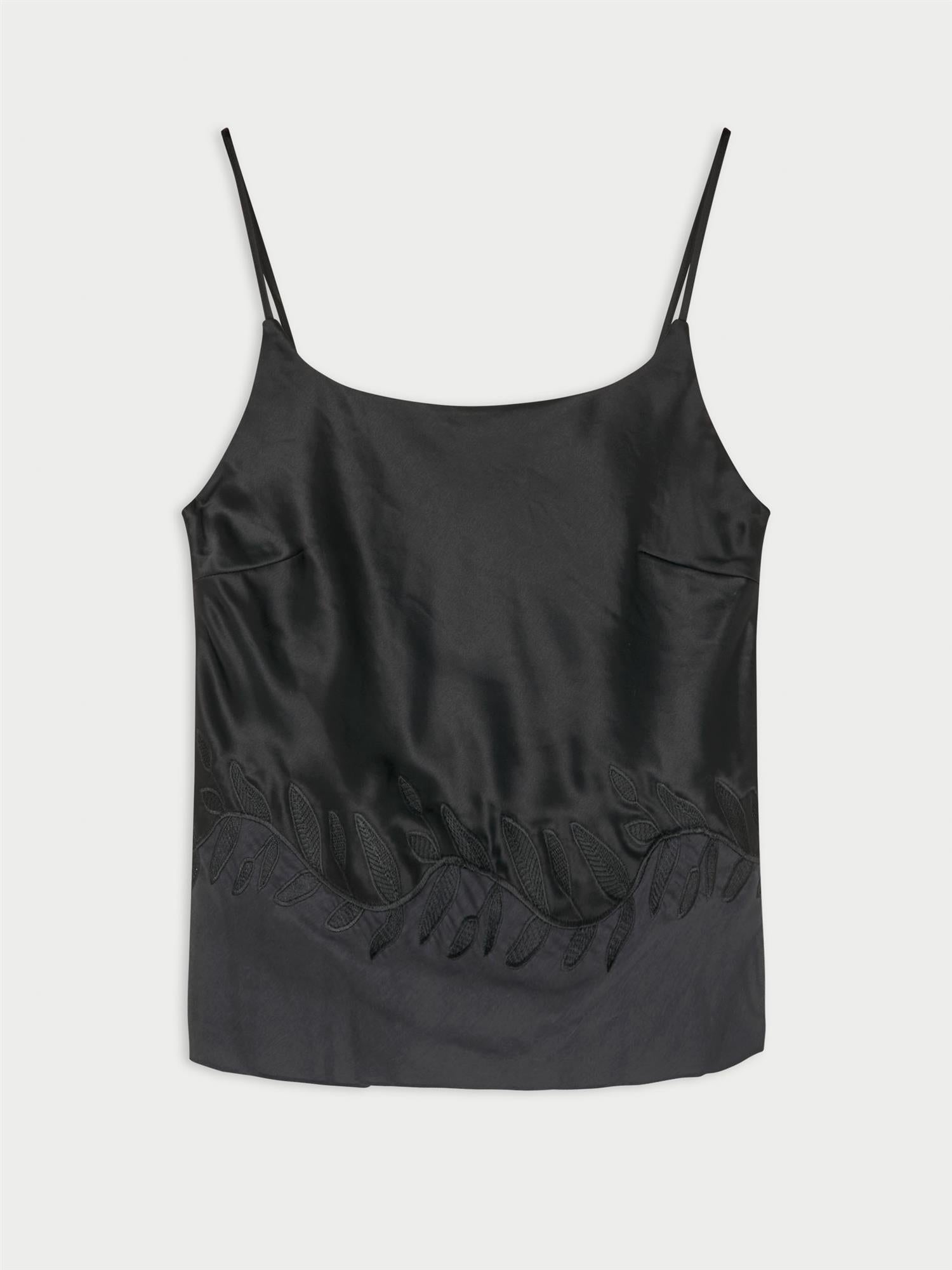 JANINA singlet fra By Malene Birger i fargen sort, laget i 76% acetat og 24% polyester sateng. Rett utringning, gjennomsiktig parti nederst med brodert bord og justerbare stropper.
