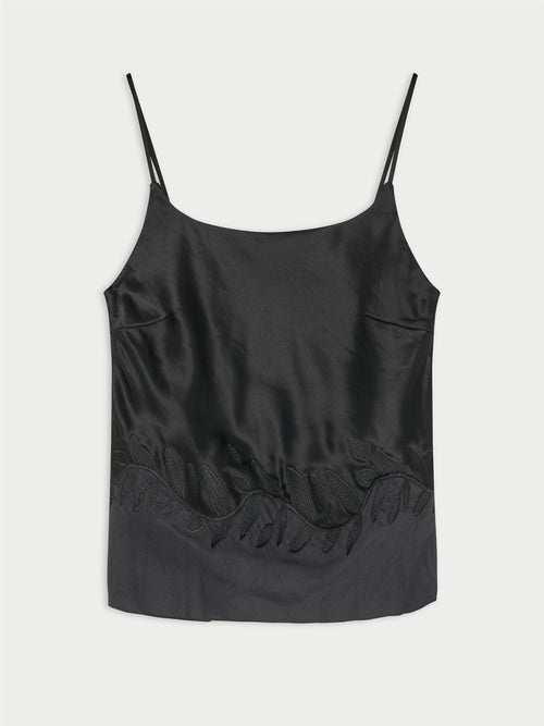 JANINA singlet fra By Malene Birger i fargen sort, laget i 76% acetat og 24% polyester sateng. Rett utringning, gjennomsiktig parti nederst med brodert bord og justerbare stropper.