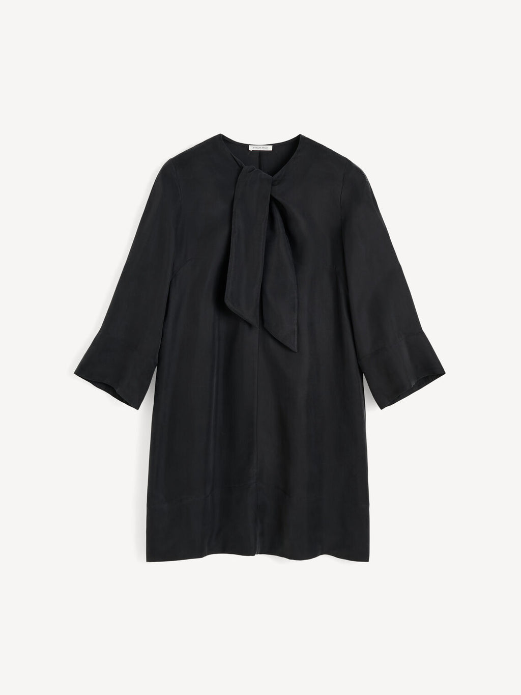 By Malene Birger Javea kjole i sort, med knyting i halsen, laget av en blanding av cupro og viskose.