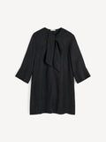 By Malene Birger Javea kjole i sort, med knyting i halsen, laget av en blanding av cupro og viskose.