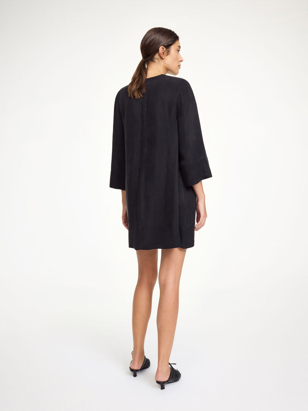 By Malene Birger Javea kjole i sort, med knyting i halsen, laget av en blanding av cupro og viskose.