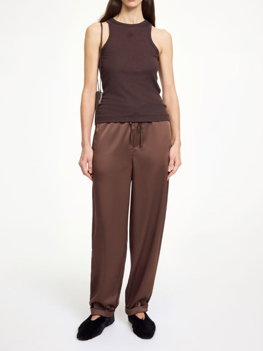 By Malene Birger Joanni sateng bukse i mørkebrun, laget av en blanding av acetat og polyester, med en løs passform og justerbar snøring i livet.